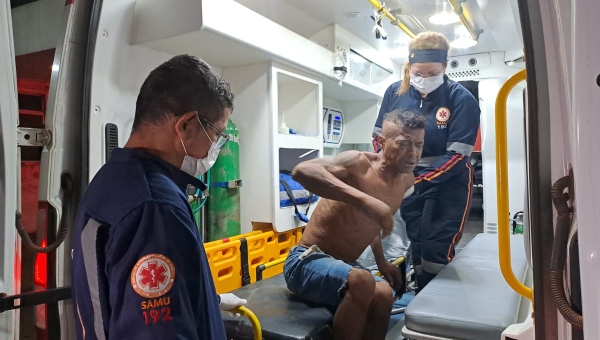 Homem em situação de rua é ferido por arma branca e a marteladas no Centro da Capital